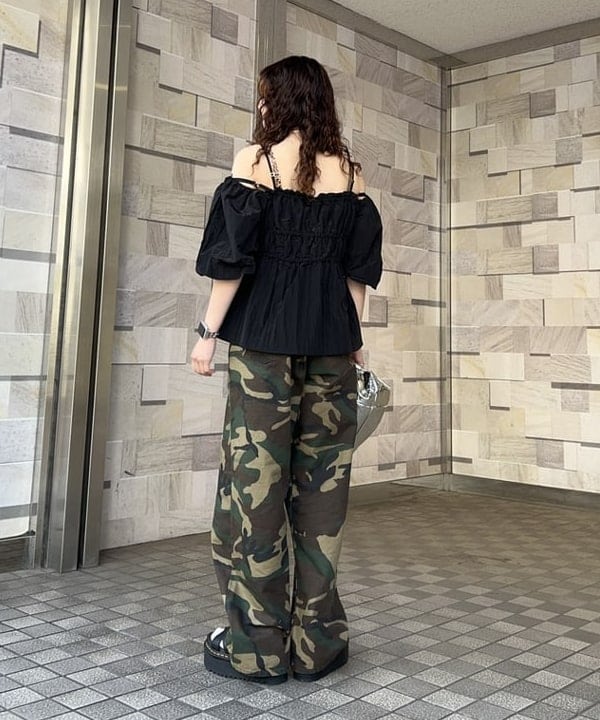 AKIさんの「オフショルダー パフスリーブ ブラウス」を使ったコーディネート