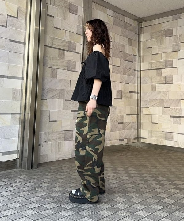 AKIさんの「オフショルダー パフスリーブ ブラウス」を使ったコーディネート