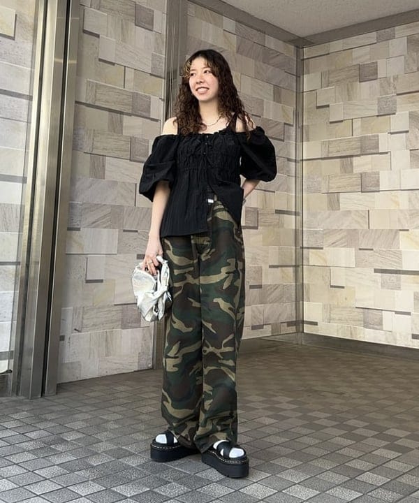AKIさんの「オフショルダー パフスリーブ ブラウス」を使ったコーディネート