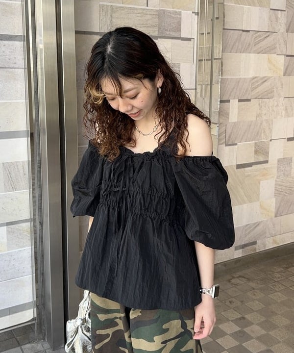 AKIさんの「オフショルダー パフスリーブ ブラウス」を使ったコーディネート