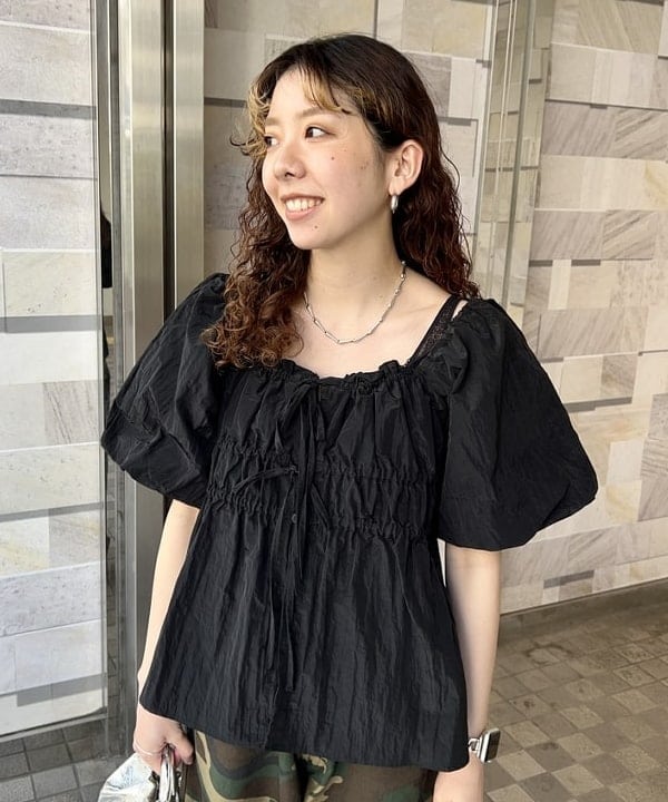 AKIさんの「オフショルダー パフスリーブ ブラウス」を使ったコーディネート