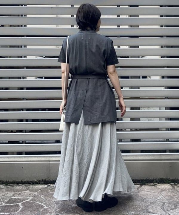 岡 妃呂美さんの「BEAMS WOMEN｜AK+1 / ベルテッド ジレ」を使ったコーディネート