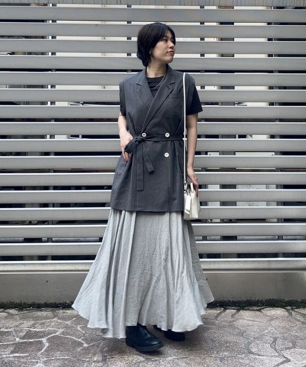 岡 妃呂美さんの「BEAMS WOMEN｜AK+1 / ベルテッド ジレ」を使ったコーディネート