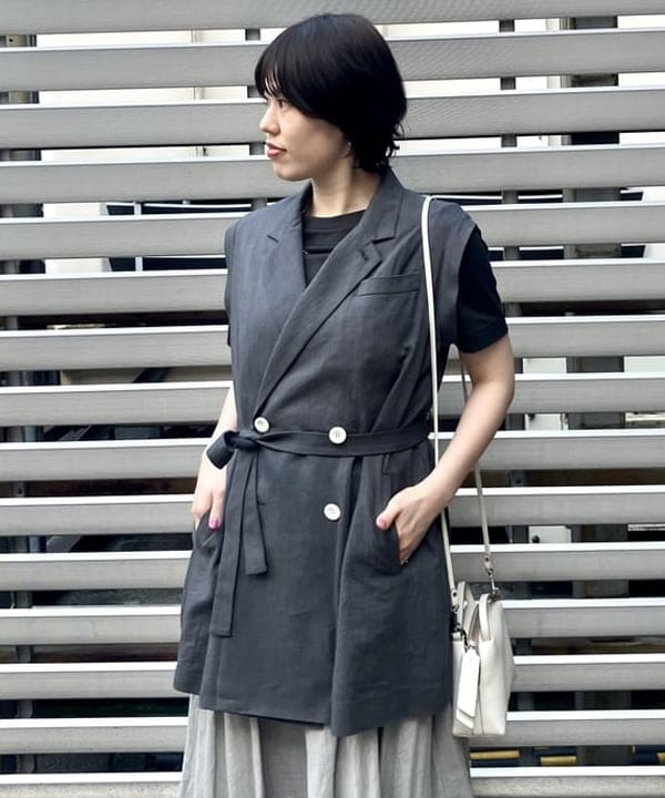 岡 妃呂美さんの「BEAMS WOMEN｜AK+1 / ベルテッド ジレ」を使ったコーディネート