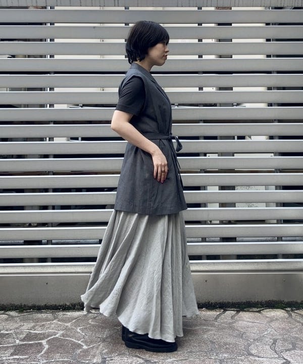 岡 妃呂美さんの「BEAMS WOMEN｜AK+1 / ベルテッド ジレ」を使ったコーディネート