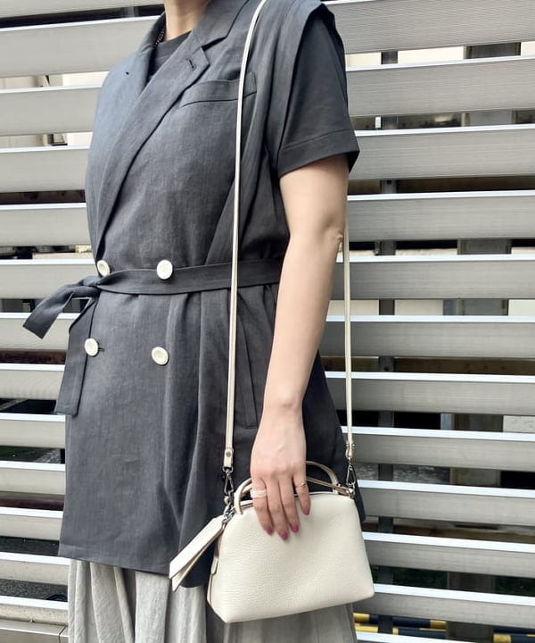 岡 妃呂美さんの「BEAMS WOMEN｜AK+1 / ベルテッド ジレ」を使ったコーディネート
