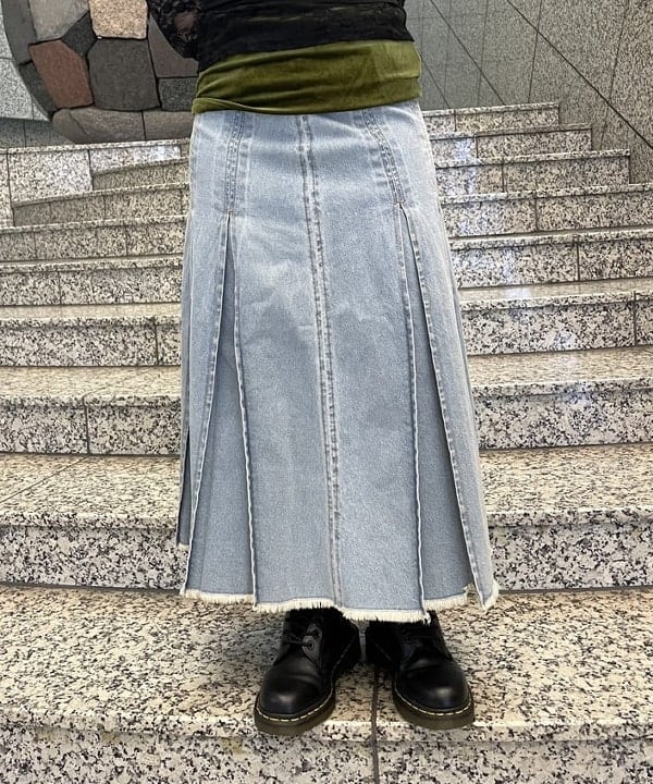 まゆちゃんさんの「BEAMS WOMEN｜デニム タック ミディアム スカート」を使ったコーディネート