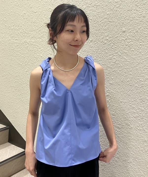 内山 瑛美さんの「AK+1 / コットン ツイストショルダー ブラウス」を使ったコーディネート