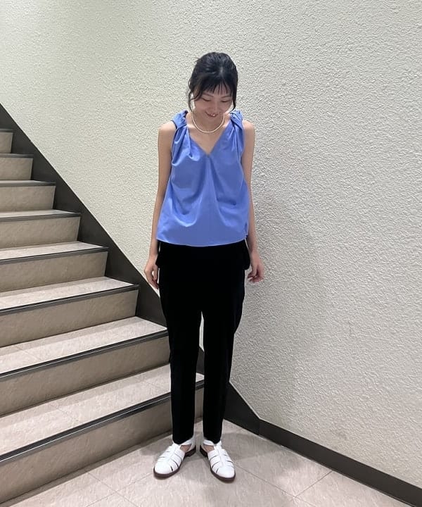 内山 瑛美さんの「AK+1 / コットン ツイストショルダー ブラウス」を使ったコーディネート