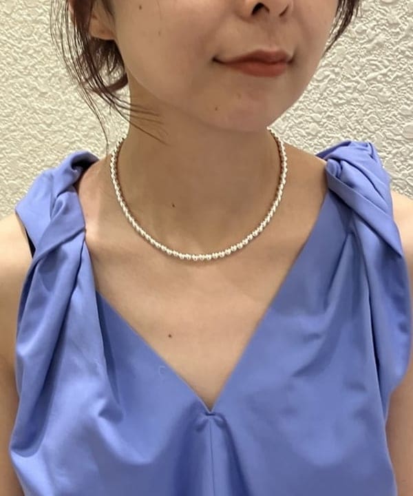 内山 瑛美さんの「AK+1 / コットン ツイストショルダー ブラウス」を使ったコーディネート