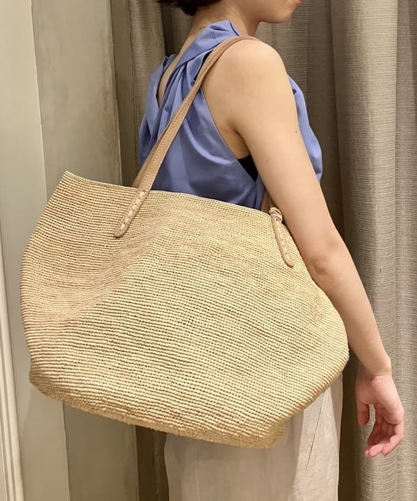 イナダさんの「BEAMS WOMEN｜AK+1 / コットン ツイストショルダー ブラウス」を使ったコーディネート