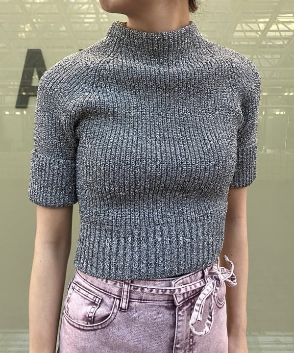 内山 瑛美さんの「AK+1 / ショート ラメ ニット」を使ったコーディネート