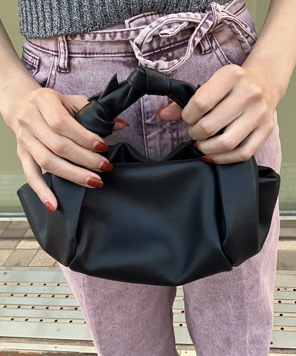 内山 瑛美さんの「AK+1 / ショート ラメ ニット」を使ったコーディネート