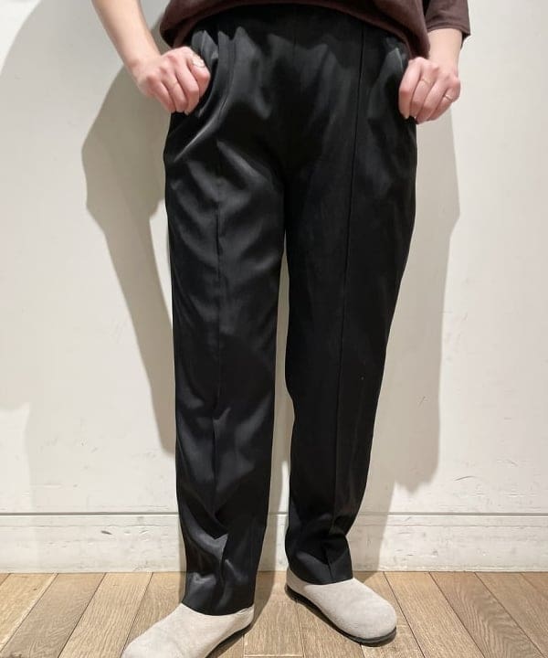 IZUMI MAYUMIさんの「BEAMS WOMEN｜AK+1 / シルケットサテン パンツ」を使ったコーディネート