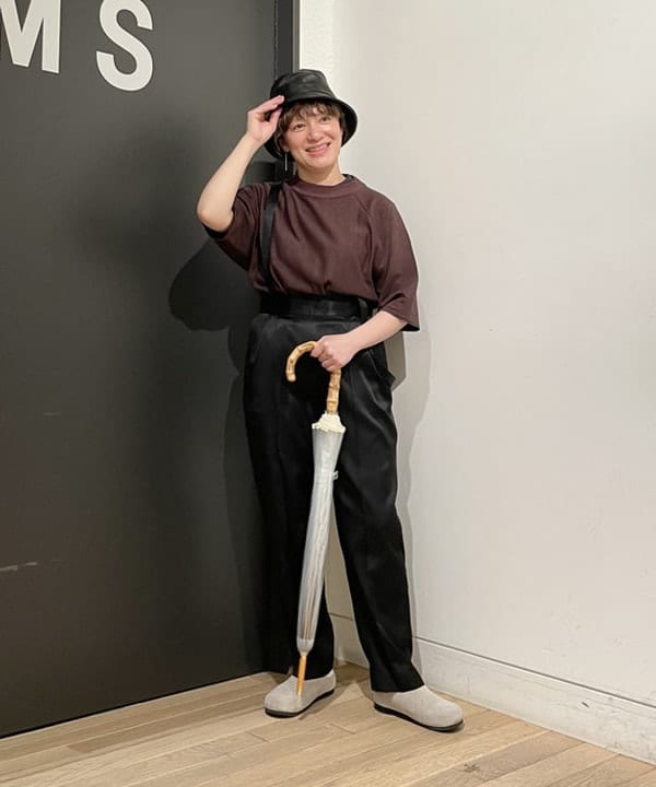 IZUMI MAYUMIさんの「BEAMS WOMEN｜AK+1 / シルケットサテン パンツ」を使ったコーディネート