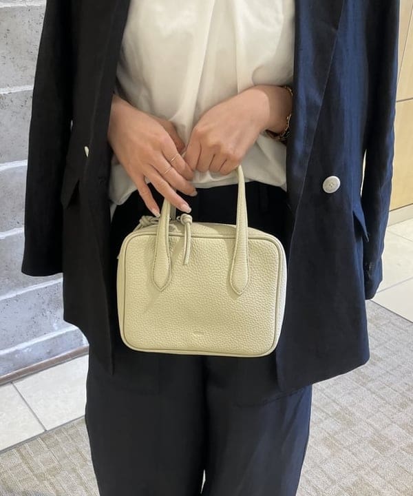SAKAIさんの「BEAMS WOMEN｜AK+1 / コットン ツイストショルダー ブラウス」を使ったコーディネート