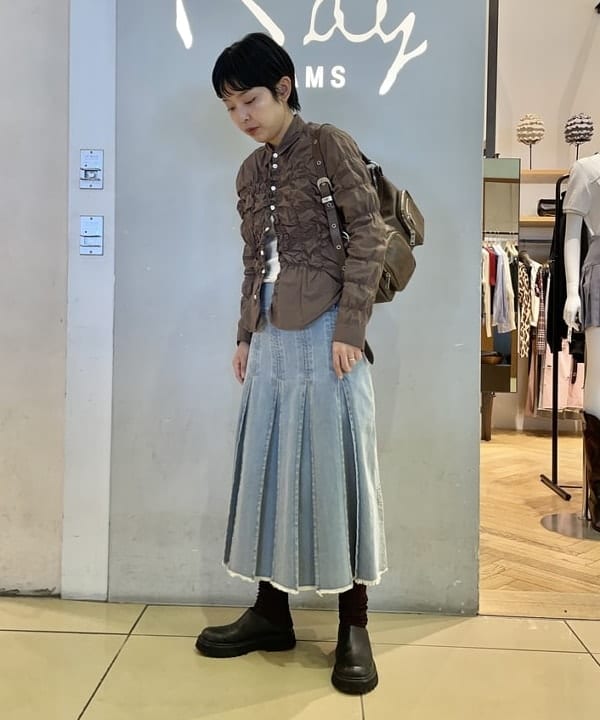 キホさんの「BEAMS WOMEN｜デニム タック ミディアム スカート」を使ったコーディネート