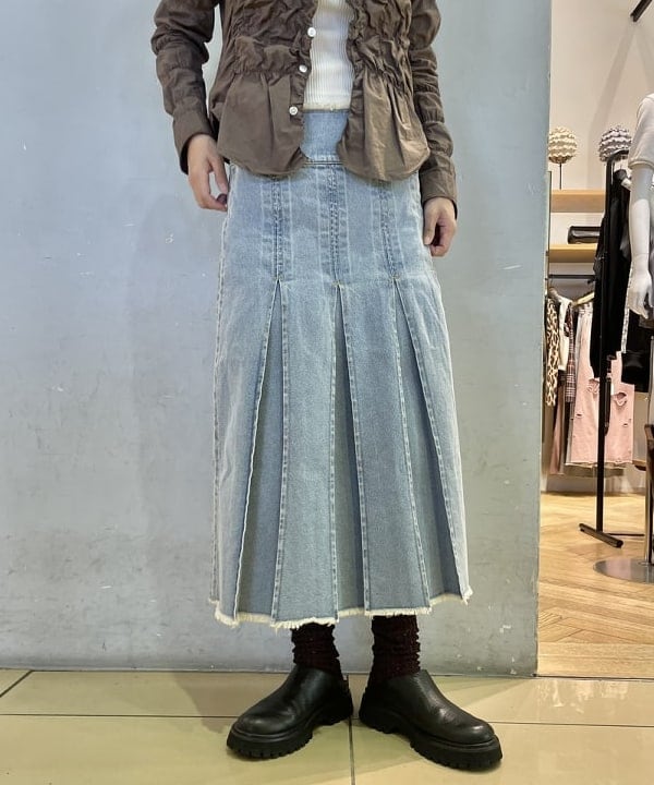 キホさんの「BEAMS WOMEN｜デニム タック ミディアム スカート」を使ったコーディネート