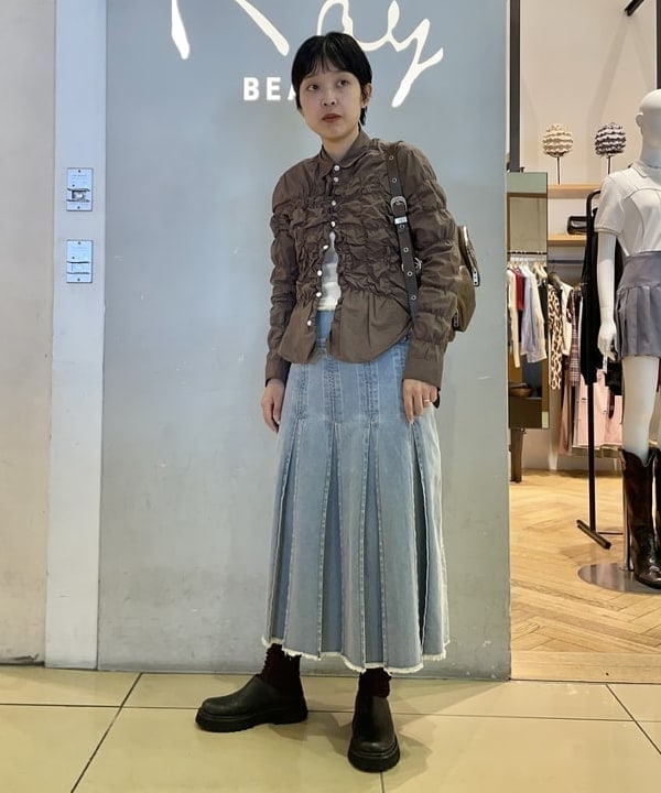 キホさんの「BEAMS WOMEN｜デニム タック ミディアム スカート」を使ったコーディネート