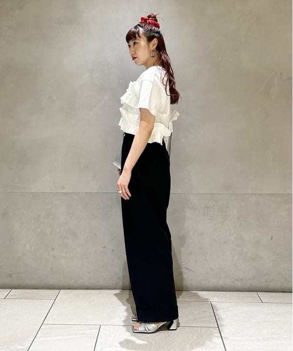 庭野 優紀さんの「BEAMS WOMEN｜RBS / ギャザー フリル Tシャツ」を使ったコーディネート