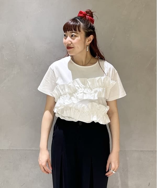 庭野 優紀さんの「BEAMS WOMEN｜RBS / ギャザー フリル Tシャツ」を使ったコーディネート