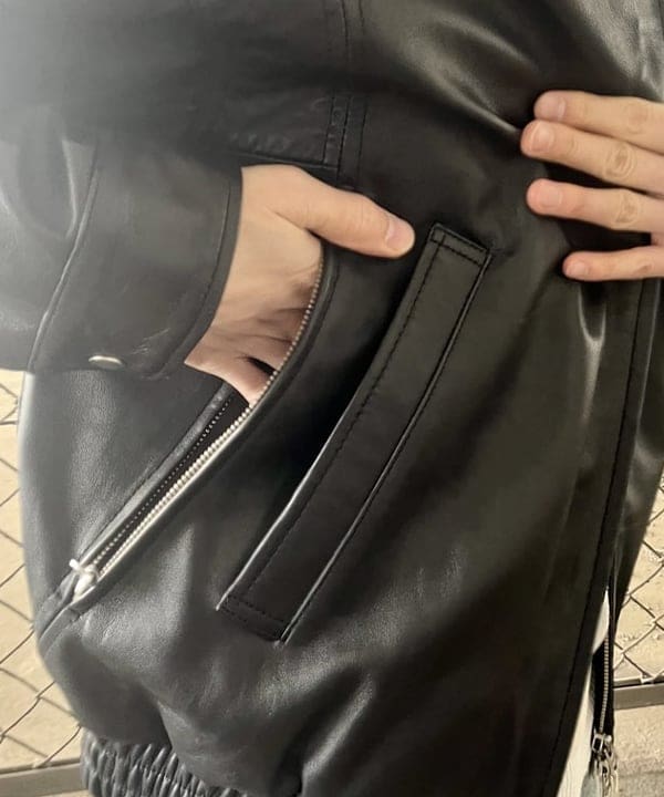 高遠 恒巳さんの「BEAMS WOMEN｜ワイドフィット 4ポケット レザー ブルゾン」を使ったコーディネート