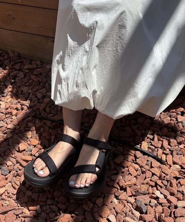 佐々木 南美さんの「BEAMS WOMEN｜グロッシー バルーン スカート」を使ったコーディネート