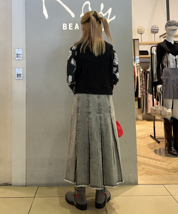 ナカノ アイさんの「BEAMS WOMEN｜デニム タック ミディアム スカート」を使ったコーディネート