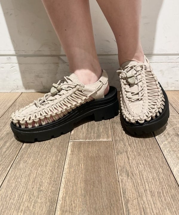 IZUMI MAYUMIさんの「BEAMS WOMEN｜KEEN / UNEEK PLT サンダル」を使ったコーディネート