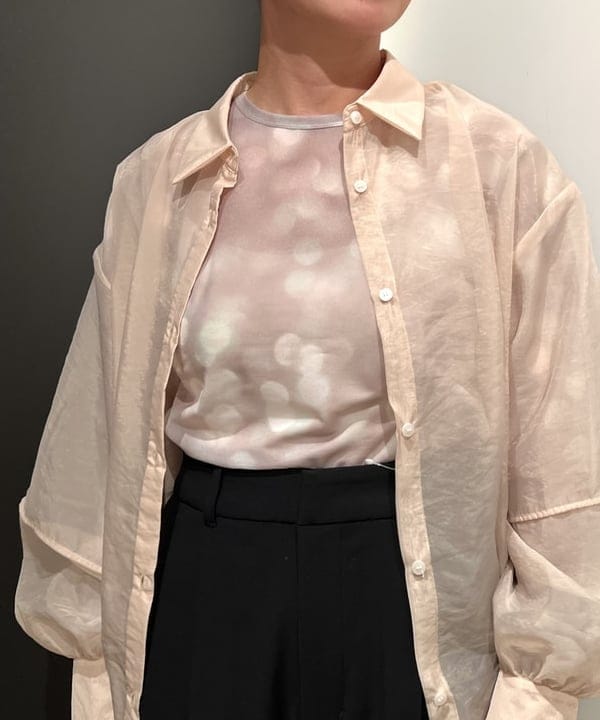 吉田 奈央さんの「BEAMS WOMEN｜シアー ボリューム スリーブ シャツ」を使ったコーディネート