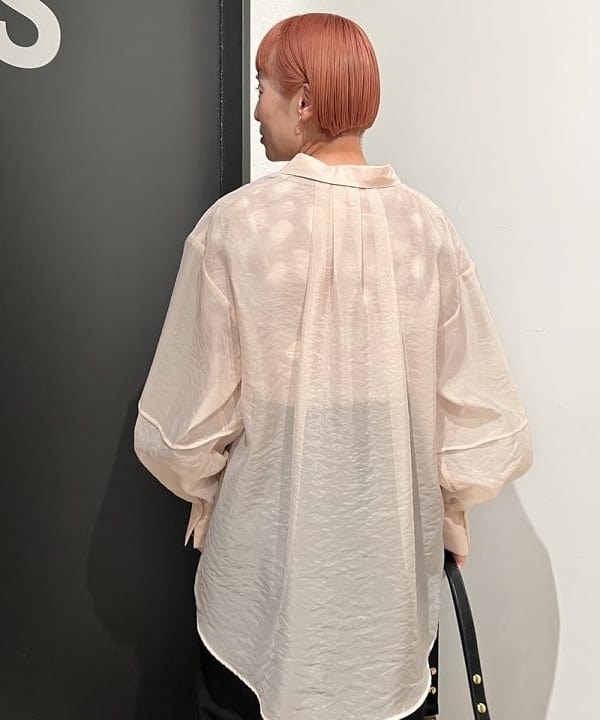 吉田 奈央さんの「BEAMS WOMEN｜シアー ボリューム スリーブ シャツ」を使ったコーディネート
