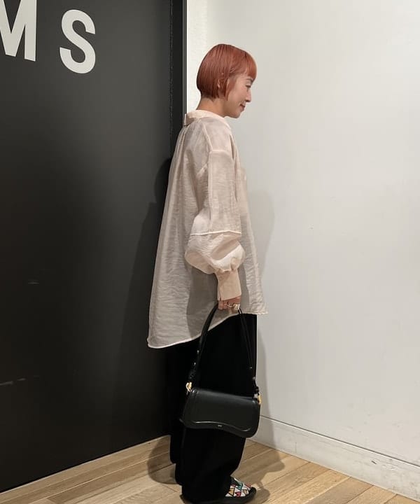 吉田 奈央さんの「BEAMS WOMEN｜シアー ボリューム スリーブ シャツ」を使ったコーディネート