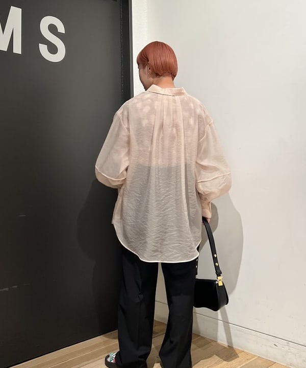 吉田 奈央さんの「BEAMS WOMEN｜シアー ボリューム スリーブ シャツ」を使ったコーディネート