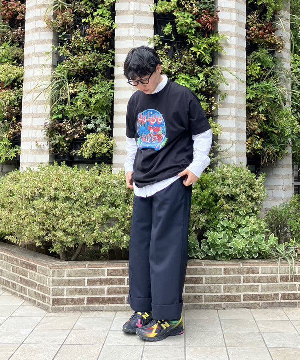 赤羽 花さんの「BEAMS WOMEN｜【別注】City Lights Bookstore / Pat Ryan Tシャツ」を使ったコーディネート