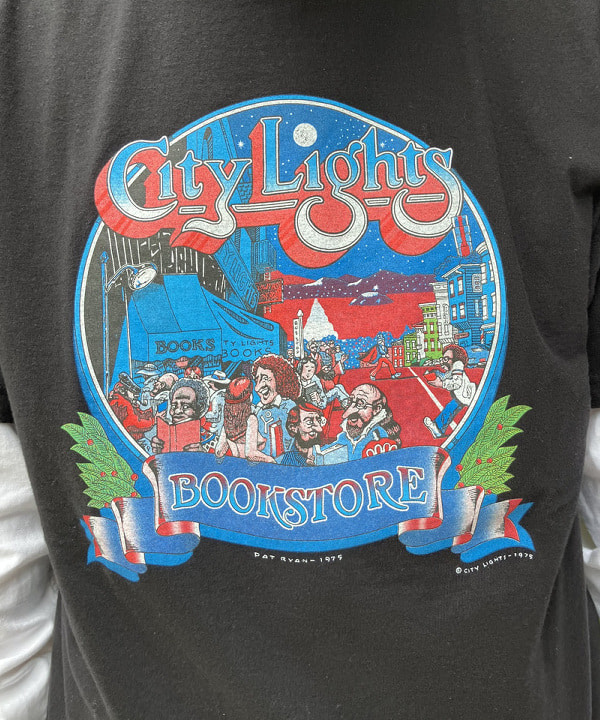 赤羽 花さんの「BEAMS WOMEN｜【別注】City Lights Bookstore / Pat Ryan Tシャツ」を使ったコーディネート