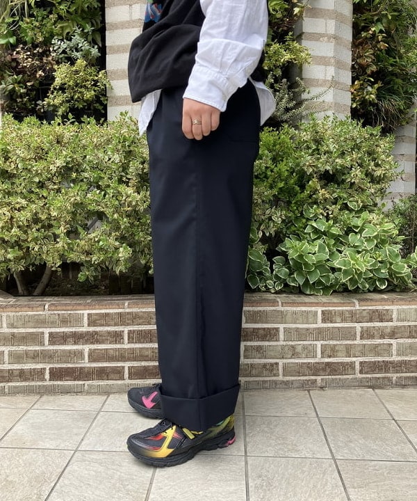 赤羽 花さんの「BEAMS WOMEN｜【別注】City Lights Bookstore / Pat Ryan Tシャツ」を使ったコーディネート