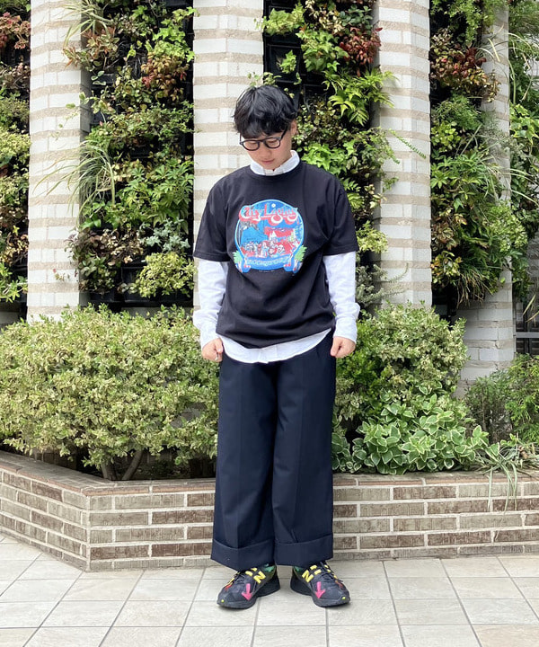 赤羽 花さんの「BEAMS WOMEN｜【別注】City Lights Bookstore / Pat Ryan Tシャツ」を使ったコーディネート