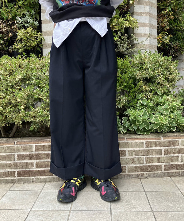 赤羽 花さんの「BEAMS WOMEN｜【別注】City Lights Bookstore / Pat Ryan Tシャツ」を使ったコーディネート