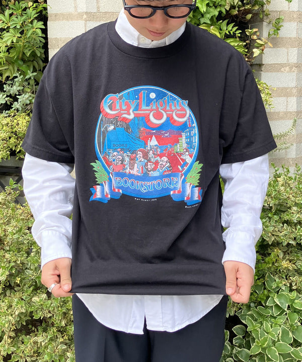 赤羽 花さんの「BEAMS WOMEN｜【別注】City Lights Bookstore / Pat Ryan Tシャツ」を使ったコーディネート