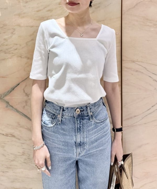 SANOさんの「BEAMS WOMEN｜【別注】スタイリスト佐藤佳菜子 × SLOANE / スクエアネック リブTシャツ」を使ったコーディネート