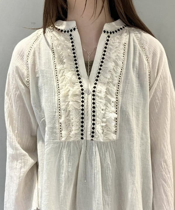 CHIHIROさんの「BEAMS WOMEN｜Devotion TWINS / エンブロイダリートリム ブラウス」を使ったコーディネート