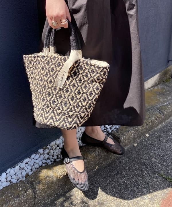 ayaさんの「BEAMS WOMEN｜スリットネック ボリューム ワンピース」を使ったコーディネート