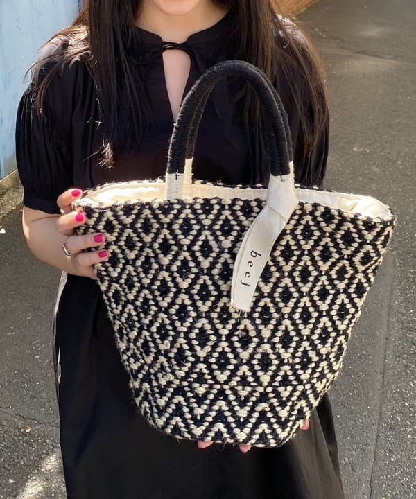 ayaさんの「BEAMS WOMEN｜スリットネック ボリューム ワンピース」を使ったコーディネート