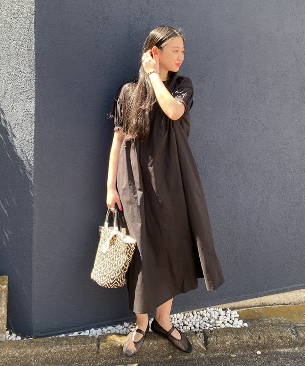 ayaさんの「BEAMS WOMEN｜スリットネック ボリューム ワンピース」を使ったコーディネート