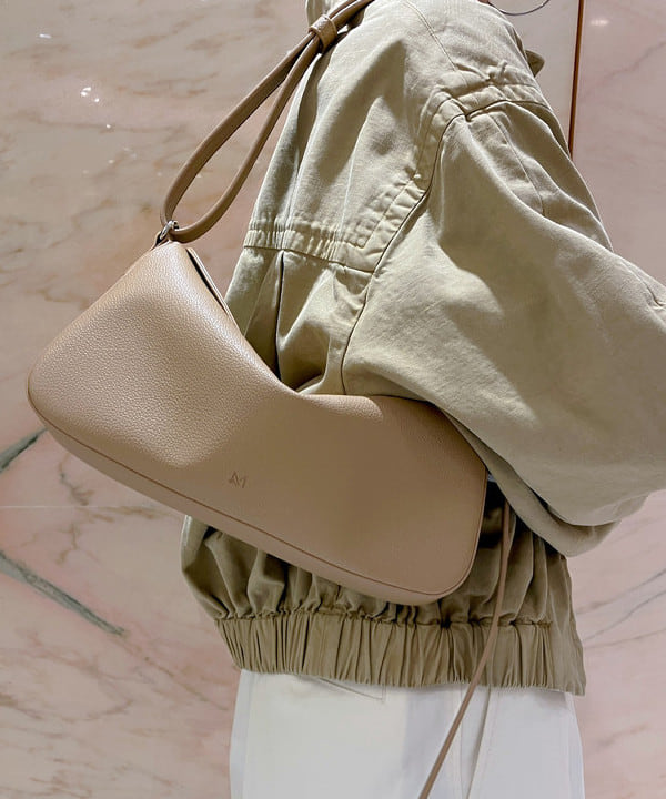 AONO SHIKAMAさんの「BEAMS WOMEN｜AURALEE / PRODUCT DYED FINX GABARDINE ZIP BLOUSON」を使ったコーディネート