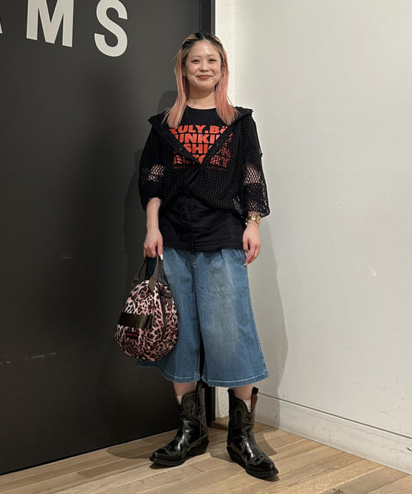 安藤 菜央さんの「BEAMS WOMEN｜【別注】BRIEFING / ヘルメット バッグ レオパード」を使ったコーディネート