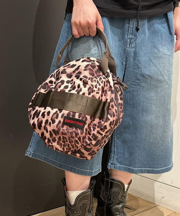 安藤 菜央さんの「BEAMS WOMEN｜【別注】BRIEFING / ヘルメット バッグ レオパード」を使ったコーディネート