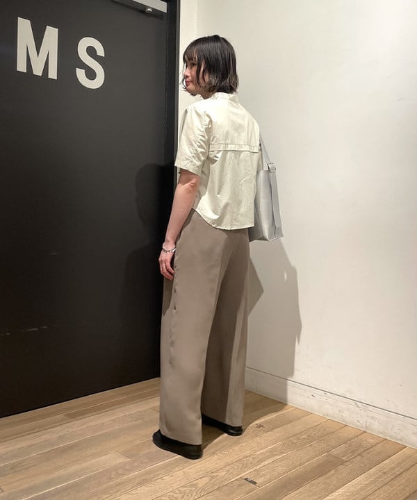 鈴木 亜美さんの「BEAMS WOMEN｜RBS / レースアップ バンドカラーシャツ」を使ったコーディネート