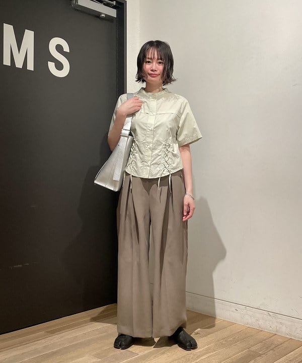 鈴木 亜美さんの「BEAMS WOMEN｜RBS / レースアップ バンドカラーシャツ」を使ったコーディネート