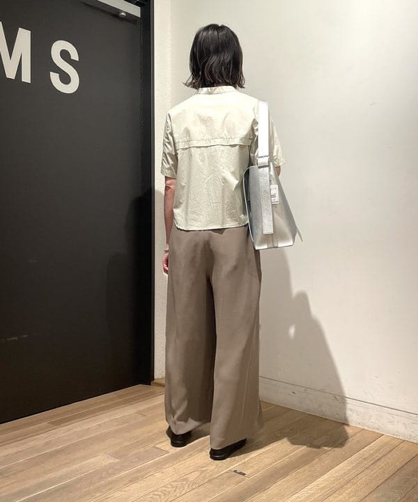 鈴木 亜美さんの「BEAMS WOMEN｜RBS / レースアップ バンドカラーシャツ」を使ったコーディネート